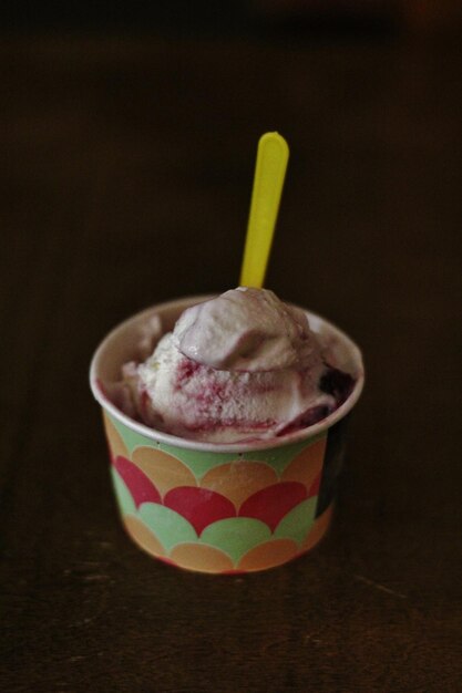 Foto primer plano de helado en taza por la noche