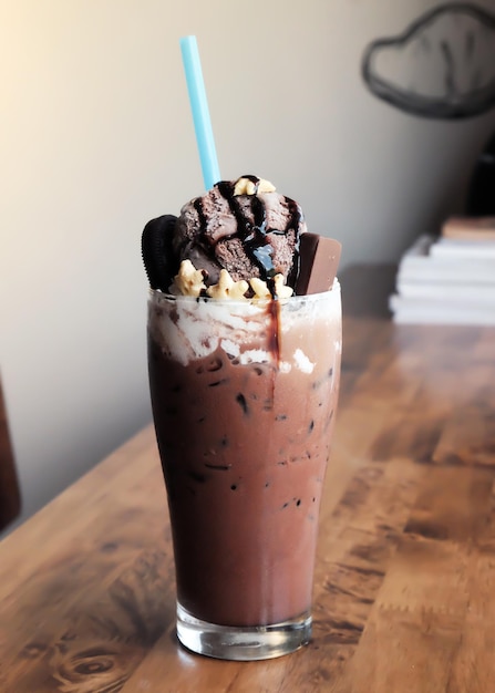 Primer plano de helado en vaso en la mesa