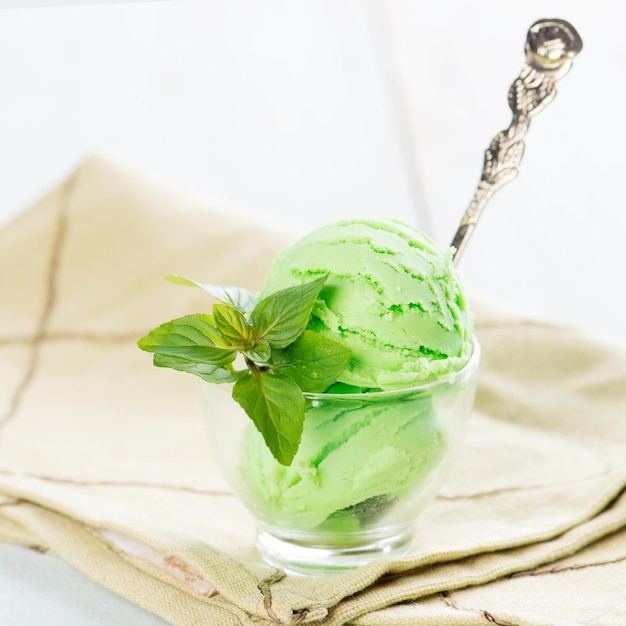 Primer plano de helado verde en la mesa