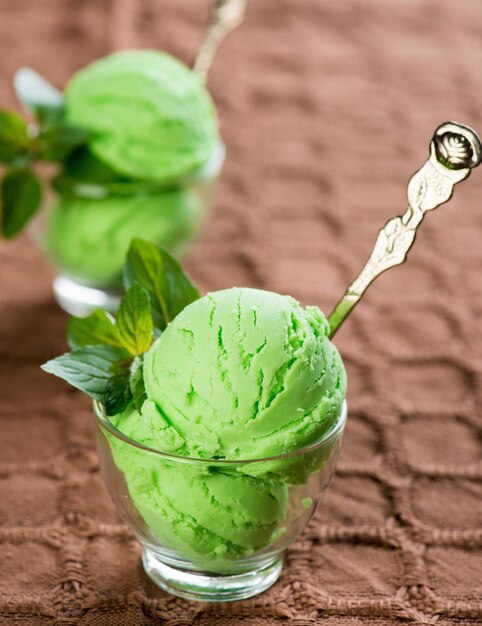 Primer plano de helado verde en la mesa