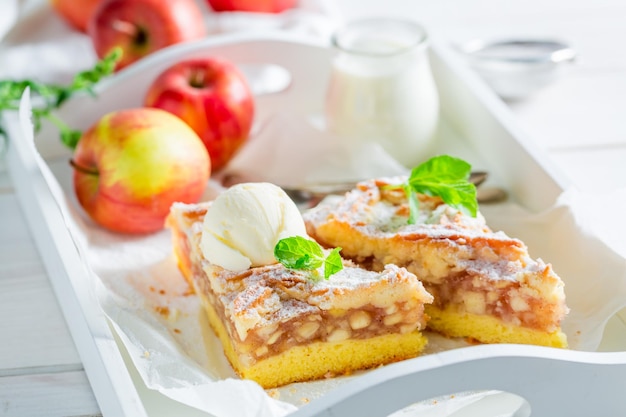 Primer plano de helado de wanilla dulce y tarta de manzana