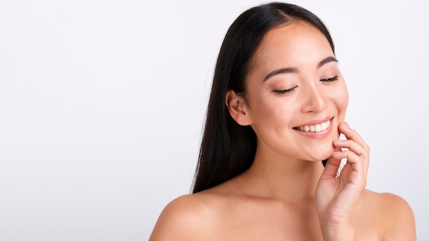 Foto primer plano hermosa mujer con amplia sonrisa y espacio de copia