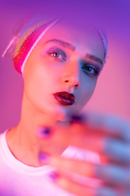 Primer plano de una hermosa mujer joven contra un fondo de color