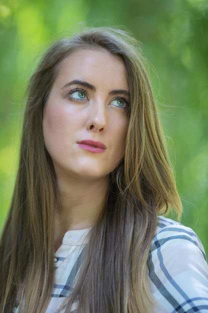 Primer plano de una hermosa mujer joven