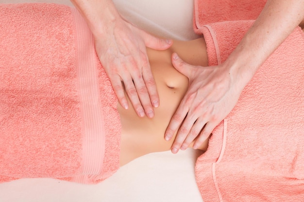 Primer plano hermosa mujer con masaje de cabeza en el cuello profundo Vista lateral