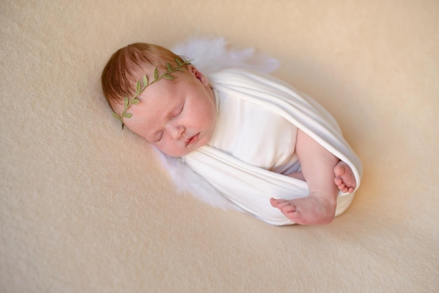 Primer plano hermosa niña dormida Bebé recién nacido niña dormida en una manta