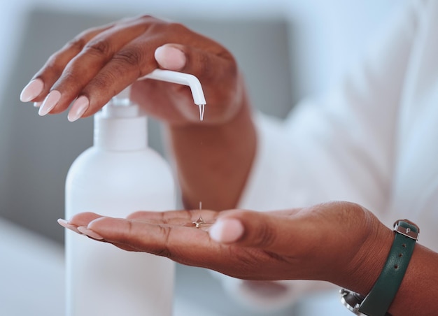 Primer plano de hermosas manos femeninas lavándose con desinfectante para manos con cuidado Mujer afroamericana limpiando su piel por razones de salud y bienestar Una mujer con uñas bonitas usando jabón higiénico