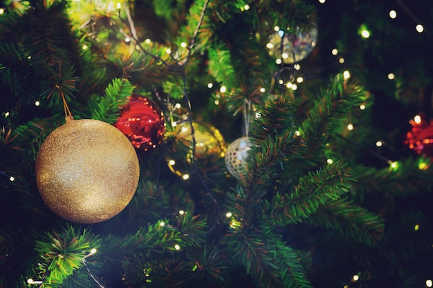 Primer plano de hermoso árbol de Navidad decorado