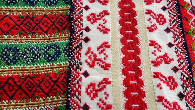 En primer plano hermoso estilo tradicional ucraniano bordado Vyshivanka