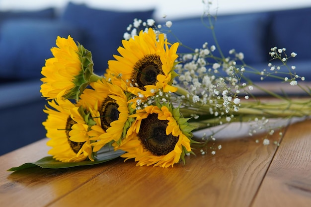Primer plano de un hermoso ramo de girasoles en una mesa de madera