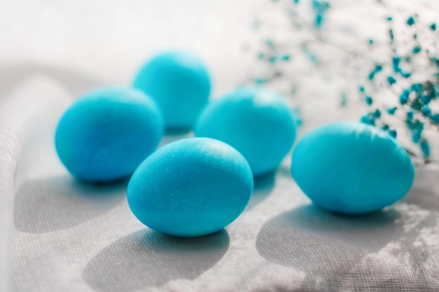 Primer plano de hermosos huevos de Pascua azules Decoración de Pascua Enfoque selectivo