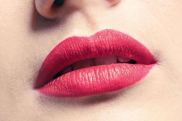 Primer plano de hermosos labios con lápiz labial rojo