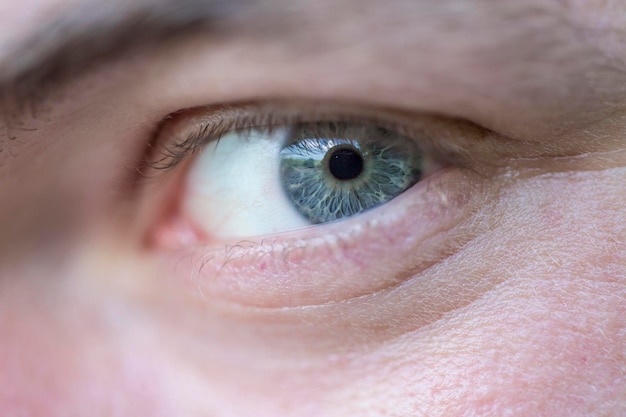 Primer plano de hermosos ojos azules