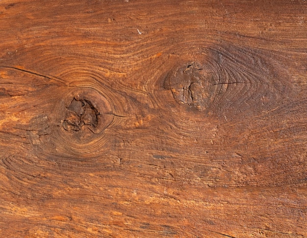 Un primer plano de hermosos tablones naturales de madera de nogal europeo con un impresionante patrón de vetas horizontales