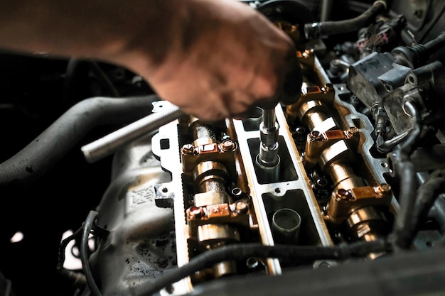 Primer plano de herramientas de mano en el garaje de automóviles