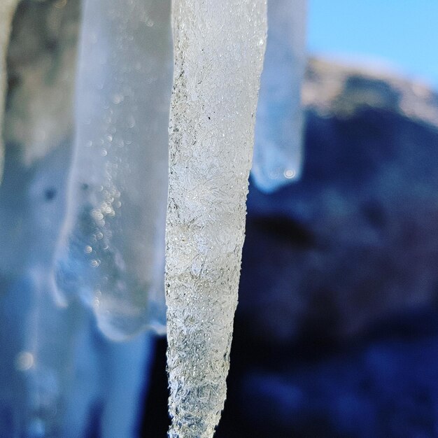 Foto primer plano de hielo contra un fondo borroso