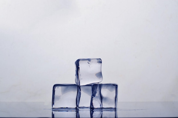 Foto primer plano de hielo en la mesa contra la pared