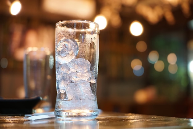 Primer plano de hielo en un vaso sobre una mesa