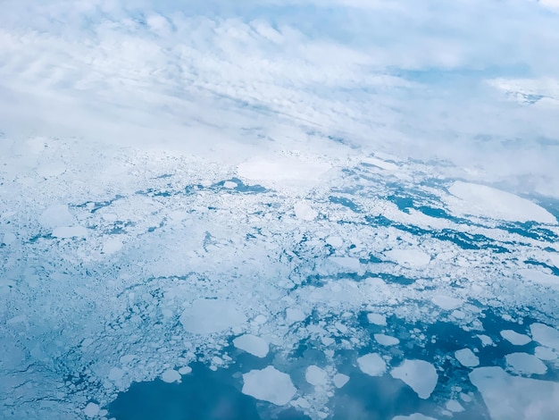 Foto primer plano de los hielos contra el cielo azul durante el invierno