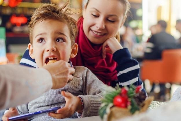 Primer plano del hijo y la madre