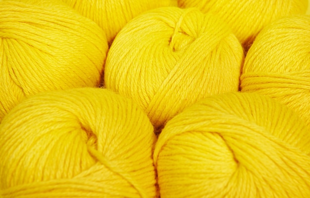 Foto primer plano de hilo de lana hilo amarillo. color amarillo. hilo de lana para tejer