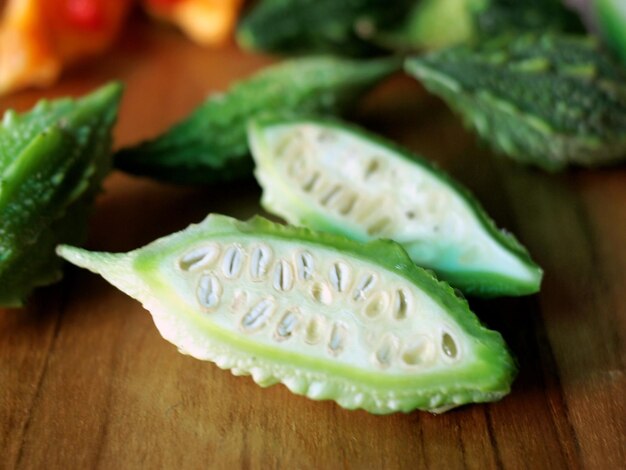 Foto primer plano de una hoja picada en la mesa