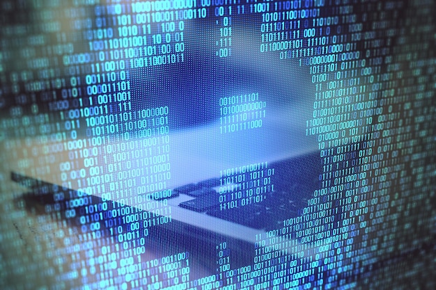 Primer plano de holograma de codificación binaria azul con contorno de bitcoin en el fondo borroso del lugar de trabajo Concepto de dinero digital y criptomoneda Exposición doble