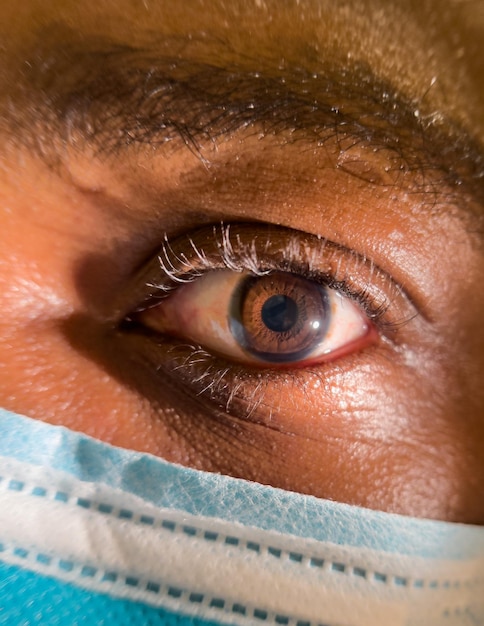 Foto primer plano de un hombre afroamericano de ojos marrones oscuros para su uso en imágenes optométricas de oftalmología