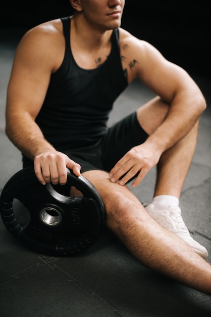 Primer plano de un hombre atlético musculoso con un hermoso cuerpo perfecto vistiendo ropa deportiva