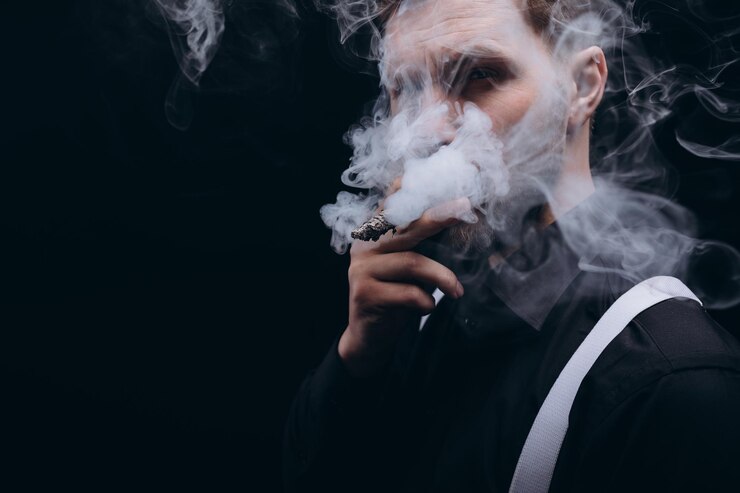 primer plano, de, hombre barbudo, fumar, un, cigarro, cara, cubierto, con, humo
