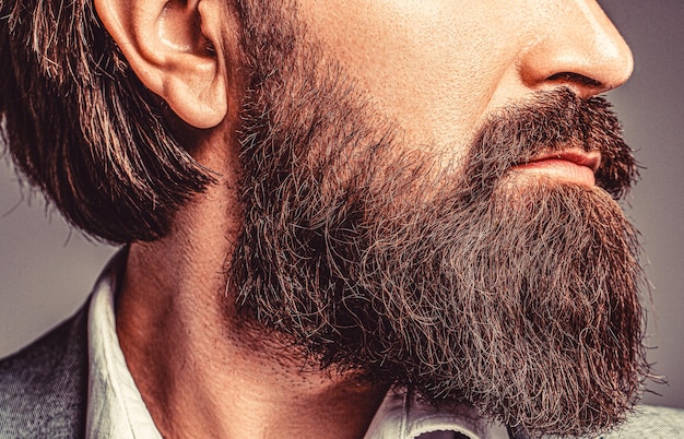 Primer plano de un hombre barbudo Hombre con bigote creciendo Barba perfecta Primer plano de un joven barbudo Primer plano de una hermosa barba hipster elegante hombre
