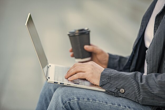 primer plano de un hombre blogueando en línea con una computadora fuera de la foto de un hombre bloguando en línea Con una computadora