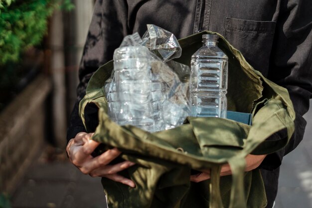 Foto primer plano de un hombre con una bolsa de plástico