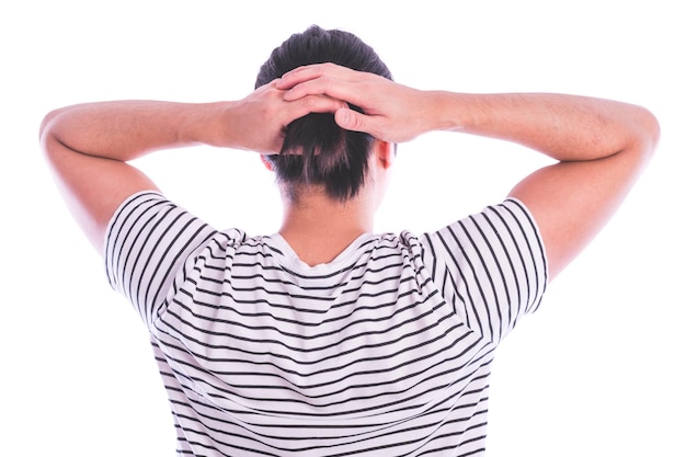 Foto primer plano de un hombre con cabello largo sosteniendo sus manos detrás de su cabeza. vista trasera.