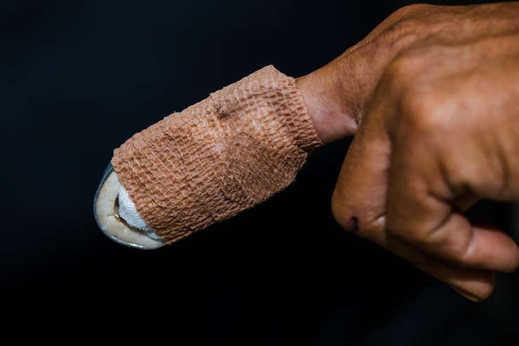 Foto primer plano de un hombre con un cigarrillo contra un fondo negro