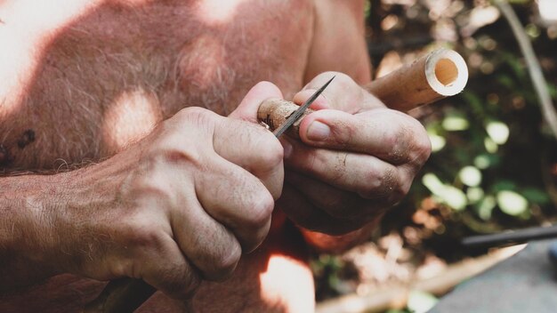 Foto primer plano de un hombre con un cigarrillo