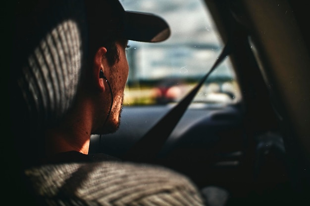 Primer plano de un hombre en un coche