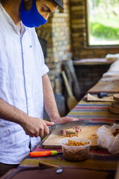 Foto primer plano de un hombre cocinando en la cocina de un restaurante