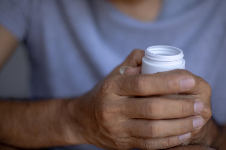 Foto primer plano de un hombre cogido de la mano