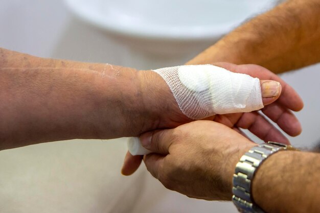 Foto primer plano de un hombre cogido de la mano