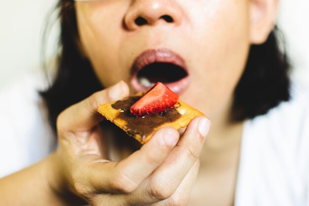 Foto primer plano de un hombre comiendo comida