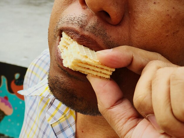 Foto primer plano de un hombre comiendo comida