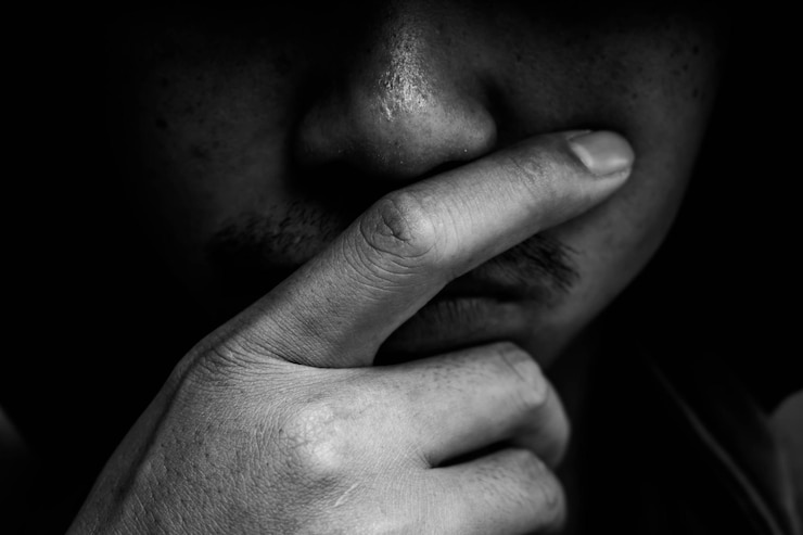 Foto primer plano de un hombre contra un fondo negro