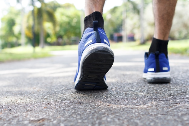 Primer plano de un hombre corriendo zapatos para caminar