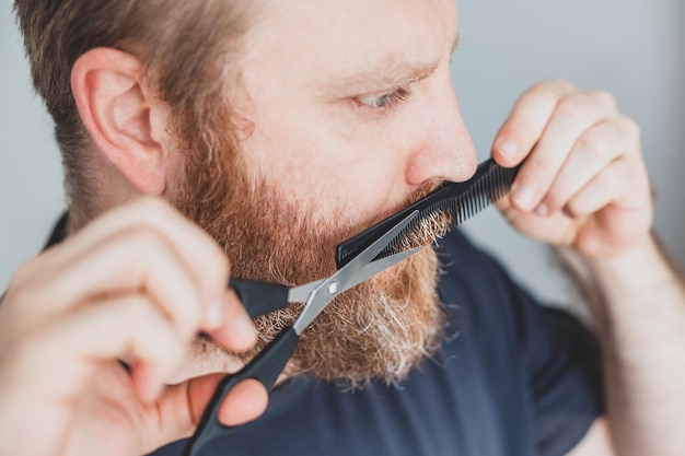 Foto primer plano de un hombre cortando el bigote