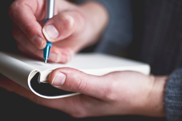 Primer plano de un hombre con un cuaderno