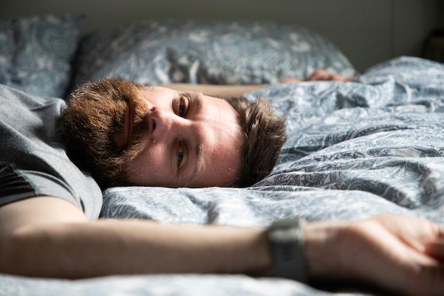 Primer plano de un hombre durmiendo en la cama