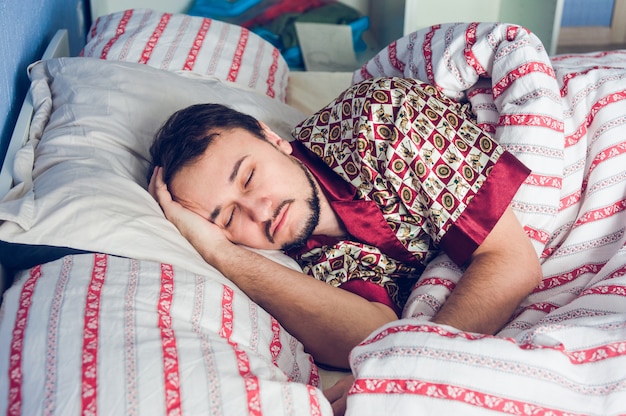 Primer plano de un hombre durmiendo