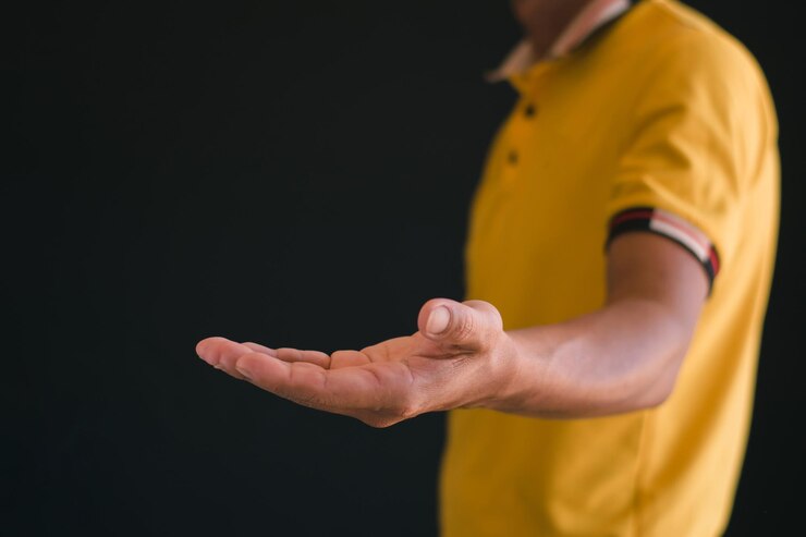 Foto primer plano de un hombre extendiendo su mano