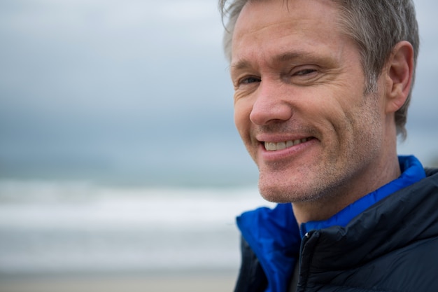 Foto primer plano de hombre feliz en la playa